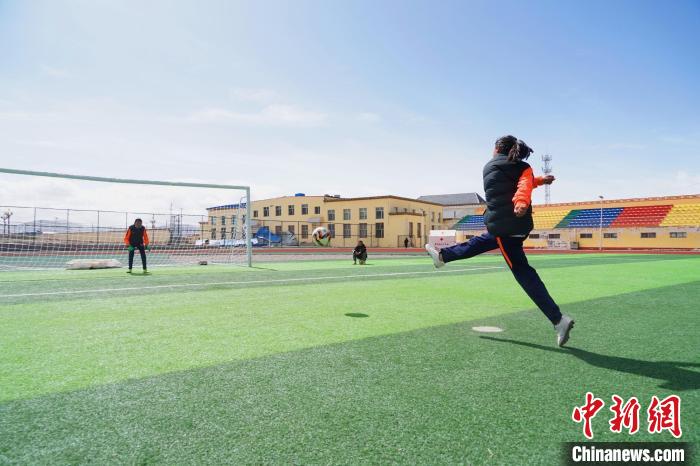 圖為一名女孩進行射門訓(xùn)練?！●R銘言 攝