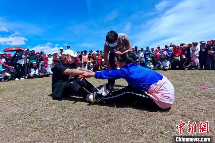 圖為當(dāng)?shù)孛癖娺M(jìn)行蹬棍比賽?！±铍h 攝