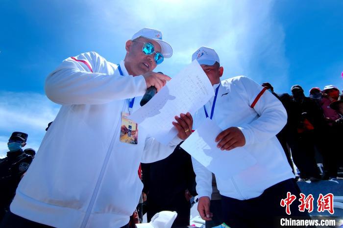 圖為裁判員統(tǒng)計(jì)牧民運(yùn)動(dòng)項(xiàng)目比賽成績(jī)?！±铍h 攝