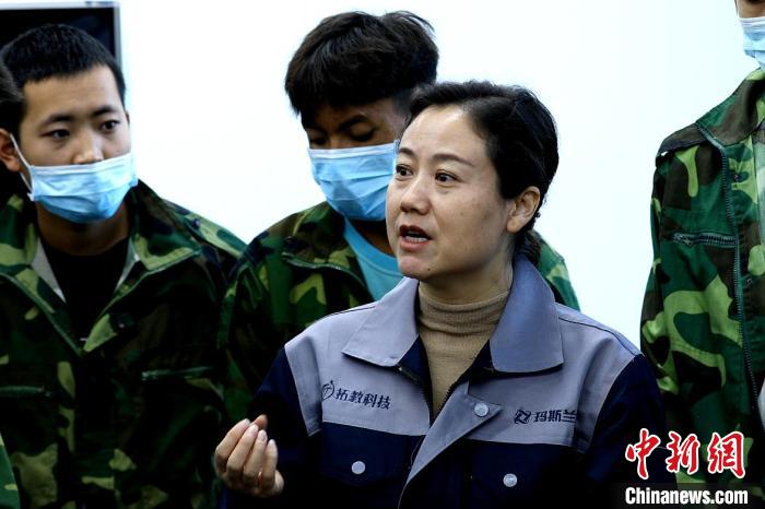 圖為李富香給與學(xué)生交流。(資料圖) 青海省教育廳供圖