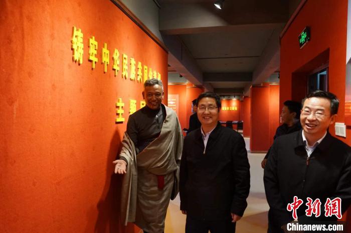 資料圖為參觀鑄牢中華民族共同體意識主題展?！『F龍 攝