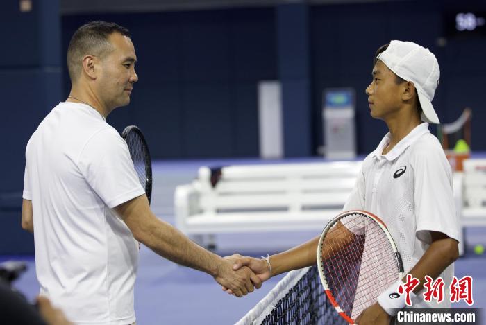 闊別兩年后，王發(fā)(右一)和王育喜(左一)再握手?！↑S迪燊 攝