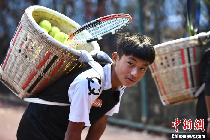 圖為“背簍少年”王發(fā)正在廊坊市體育館網(wǎng)球訓(xùn)練中心進行訓(xùn)練?！∴嵆孔?攝