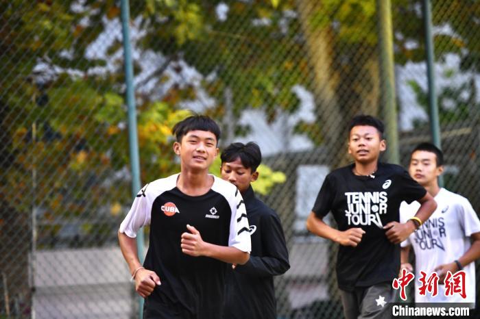 圖為王發(fā)和隊友們進行體能訓(xùn)練?！∴嵆孔?攝