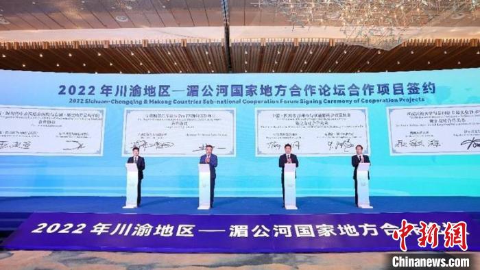 多個項目集中簽約。王宇 攝