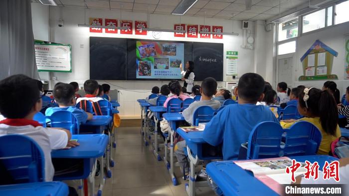 正在上課的學(xué)生?！√茊⒑?攝