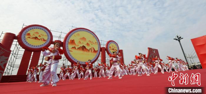 圖為山西翼城花鼓展演?！×赫赵?攝