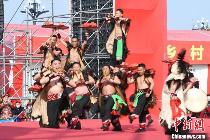 圖為少數(shù)民族舞蹈展演?！×赫赵?攝