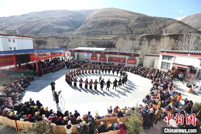 圖為匯報(bào)演出現(xiàn)場(chǎng)?！愔闈扇?攝