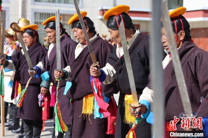 圖為藝人們手持藏刀表演加麻百·甲江?！愔闈扇?攝