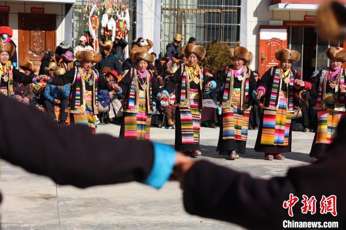 圖為民間藝人表演加麻“果諧”。　倫珠澤仁 攝