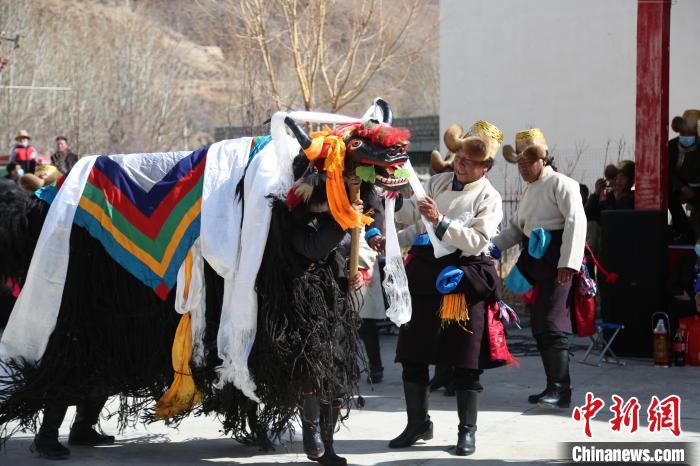 圖為民間藝人表演加麻百·甲江。　倫珠澤仁 攝