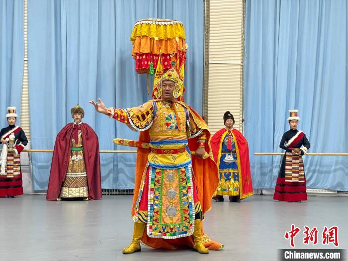 圖為格薩爾劇展演?！∠锴凡抛?供圖