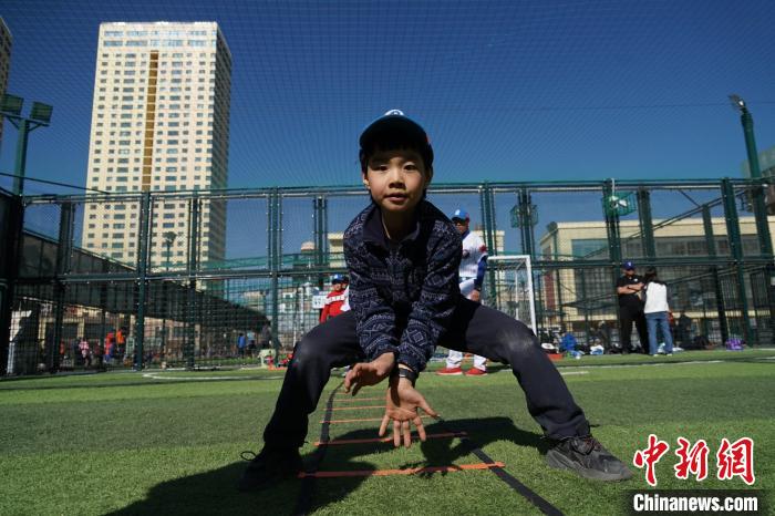 圖為小棒球手進(jìn)行接球動作訓(xùn)練。　馬銘言 攝