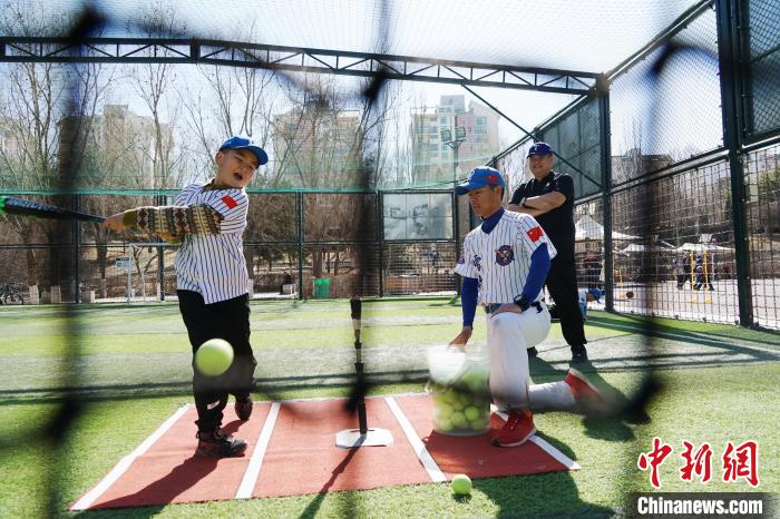 圖為教練指導(dǎo)小棒球手進(jìn)行擊球訓(xùn)練?！●R銘言 攝