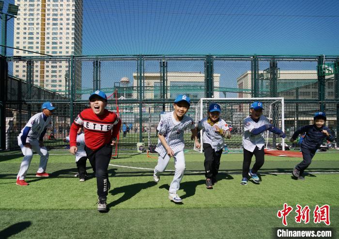 圖為小棒球手們進(jìn)行體能訓(xùn)練?！●R銘言 攝