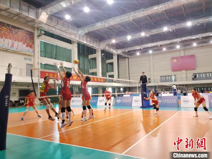 圖為全國青少年女排在天津進行集訓(xùn)?！√旖蝮w育學(xué)院供圖