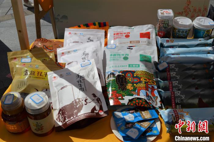 推介活動上的農(nóng)特產(chǎn)品展示?！≈炝杞?攝