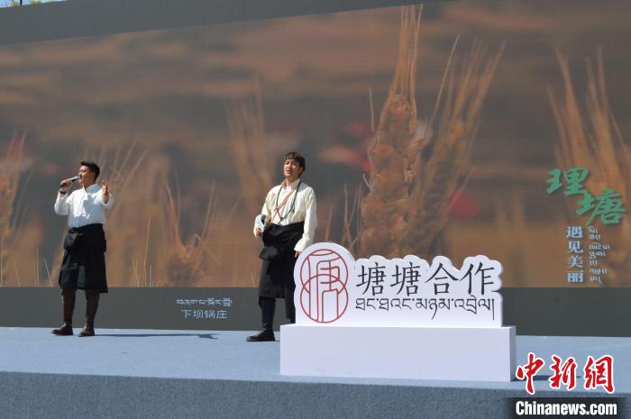 “康巴漢子”現(xiàn)場獻唱。　朱凌捷 攝