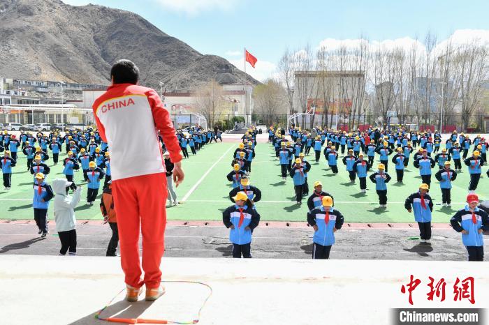 圖為學(xué)生在跳繩教練齊景龍的指導(dǎo)下做準(zhǔn)備運(yùn)動(dòng)?！∝暩聛硭?攝