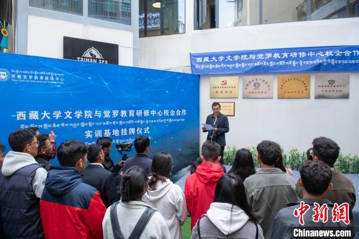 圖為企業(yè)代表發(fā)言?！∝暩聛硭?攝