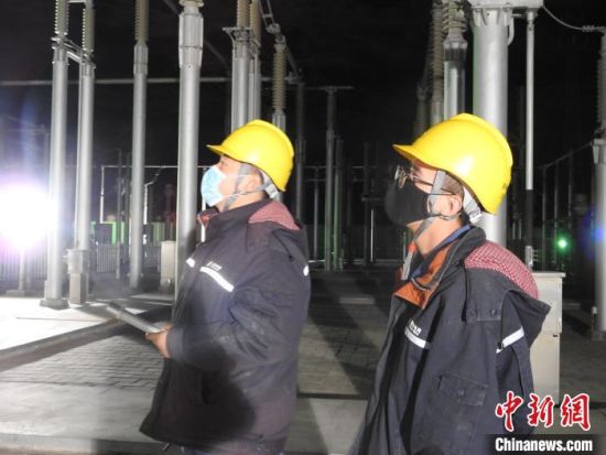 圖為5月10日凌晨，國(guó)網(wǎng)青海檢修公司柴達(dá)木換流站運(yùn)維人員在進(jìn)行柴拉直流系統(tǒng)停電操作?！∫杂?攝