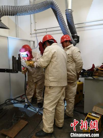 圖為學(xué)員正在進(jìn)行電焊技能學(xué)習(xí)。　范麗芳 攝