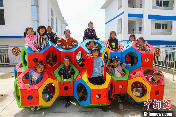 喜德縣一學(xué)校內(nèi)，孩子們露出開心的笑容?！柟拍救?攝