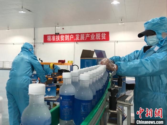 圖為阿里地區(qū)措勤縣某飲用水加工公司，該公司以“基地+公司+貧困民眾”為運營模式，帶動貧困民眾68戶232人。　謝牧 攝