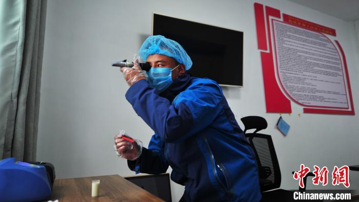 圖為8月11日，西藏那曲市聶榮縣色慶鄉(xiāng)雜瑪多種經營合作聯(lián)合社質檢員對從各牧場收集上來的牛奶進行質量檢測。色慶鄉(xiāng)統(tǒng)籌全鄉(xiāng)28個行政村的合作社，成立了擁有規(guī)范管理體系的合作聯(lián)合社，整合集體草場建立5座牧場，各牧場按照計分制統(tǒng)一放牧，畜產品實行定點、定時、定人收購，再統(tǒng)一檢測、加工、出售，建立了完整的牧業(yè)全產業(yè)鏈(資料圖)?！垈?攝