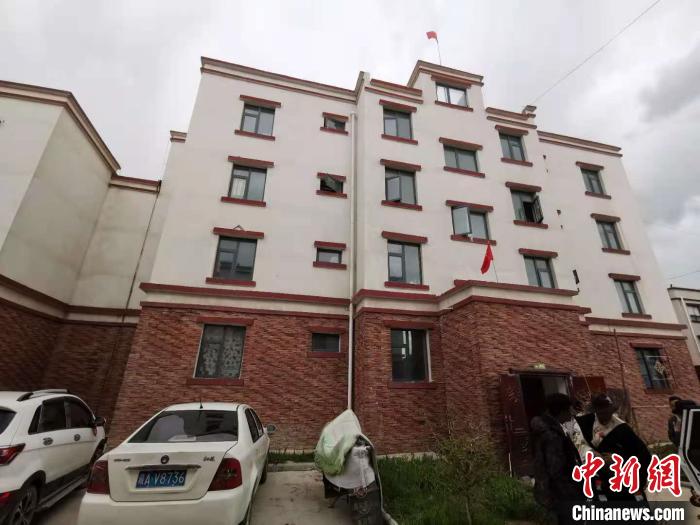 圖為8月12日，2018年7月從距那曲市色尼區(qū)城區(qū)那曲鎮(zhèn)90千米外的古露鎮(zhèn)當桑村搬遷至城區(qū)的旦增新家位于一棟四層的樓房內(資料圖)?！垈?攝