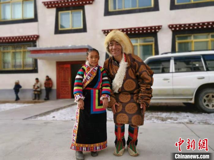 圖為2020年1月16日，搬遷至那曲市安多縣卓格扶貧小區(qū)的農牧民在新家外面合影(資料圖)。　張偉 攝