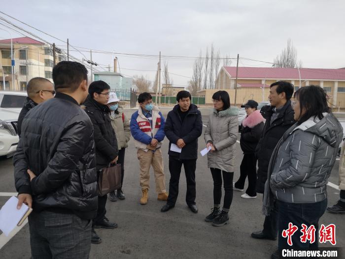 圖為青海大學(xué)工作人員正在現(xiàn)場考察該項(xiàng)目進(jìn)行情況。　李江寧 攝