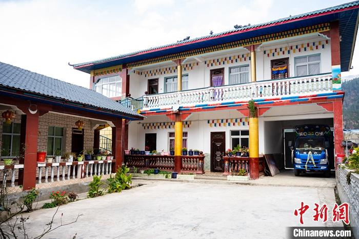 1月30日，嘎腰村，僜人苦梅夏自家的兩層樓房。<a target='_blank' ><p  align=