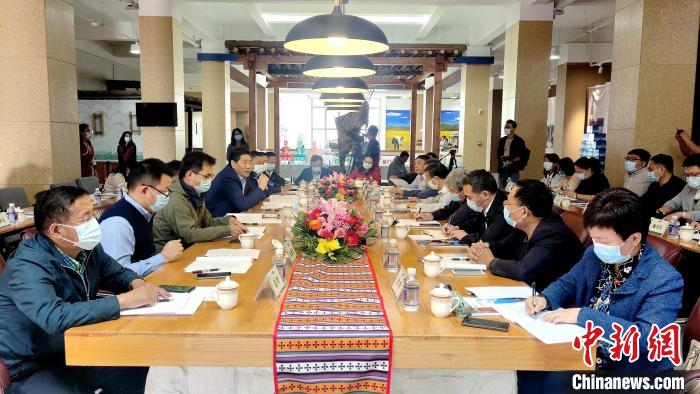 圖為國(guó)家糧食產(chǎn)業(yè)(青稞深加工)技術(shù)創(chuàng)新分中心在西藏拉薩掛牌儀式現(xiàn)場(chǎng)。　貢桑拉姆 攝