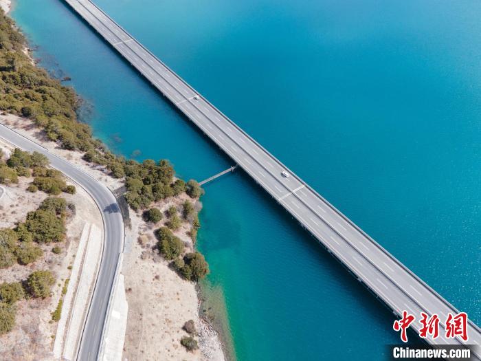 圖為西藏林拉高等級公路多布湖段風(fēng)光?！〗w波 攝