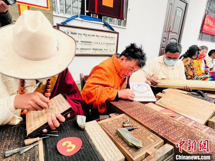 圖為2022年，聶榮縣當木江鄉(xiāng)“鄉(xiāng)村振興那曲奮進”活動雕刻比賽現(xiàn)場。資料圖 那曲市“鄉(xiāng)村振興 那曲奮進”活動辦供圖