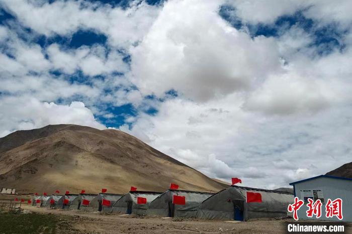 圖為西藏康馬縣的高原溫室大棚?！⒔ㄜ?攝