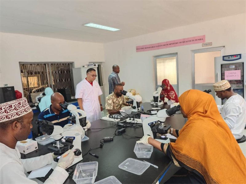 實(shí)驗(yàn)室操作培訓(xùn)現(xiàn)場。徐張懿攝。（專家組供圖）