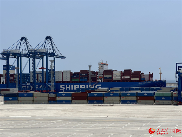 當(dāng)?shù)貢r(shí)間11月15日，秘魯錢凱港碼頭操作區(qū)現(xiàn)場。人民網(wǎng)記者 周雨攝