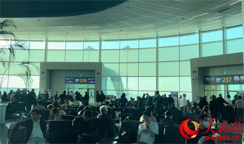 仁川機(jī)場等待登機(jī)的旅客。人民網(wǎng) 李帆攝