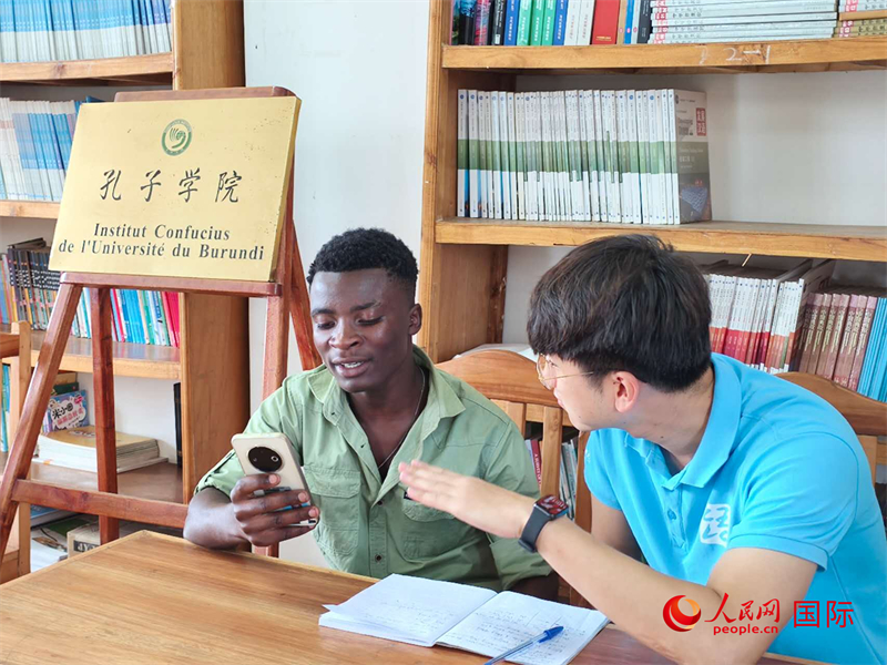 孔院教師在輔導(dǎo)學(xué)生。人民網(wǎng)記者 黃培昭攝