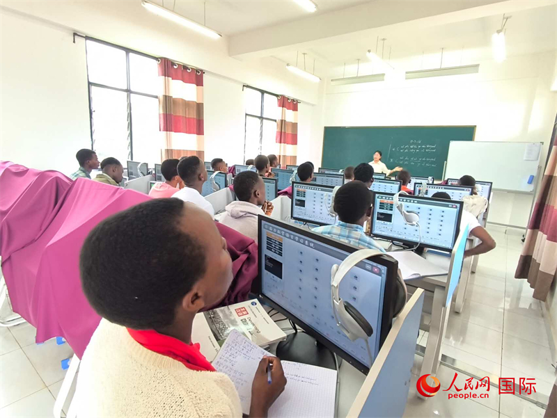 學(xué)生們在課堂上認(rèn)真聽講。人民網(wǎng)記者 黃培昭攝