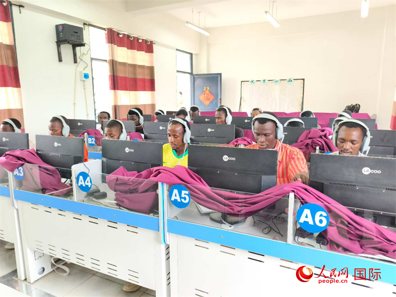 學(xué)生們正在上聽力課。人民網(wǎng)記者 黃培昭攝