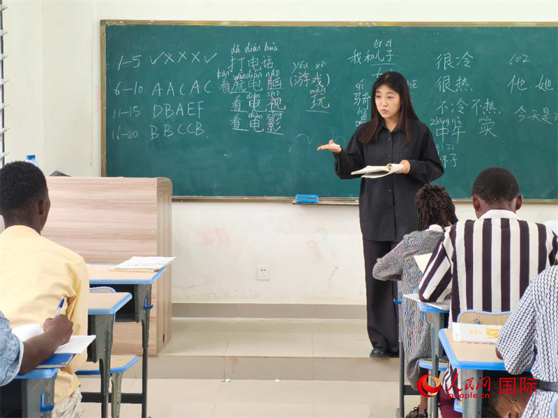 中國老師在給學(xué)生們講課。人民網(wǎng)記者 黃培昭攝