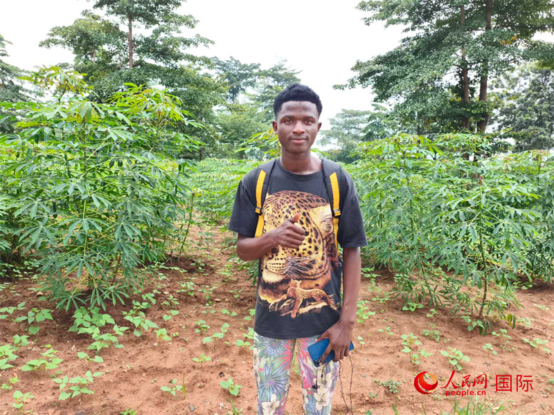 中文系的一位當(dāng)?shù)貙W(xué)生。 人民網(wǎng)記者 黃培昭攝