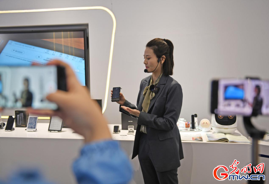 組圖丨AI、網(wǎng)絡(luò)安全、跨境電商……數(shù)字經(jīng)濟(jì)如此 “陜”耀