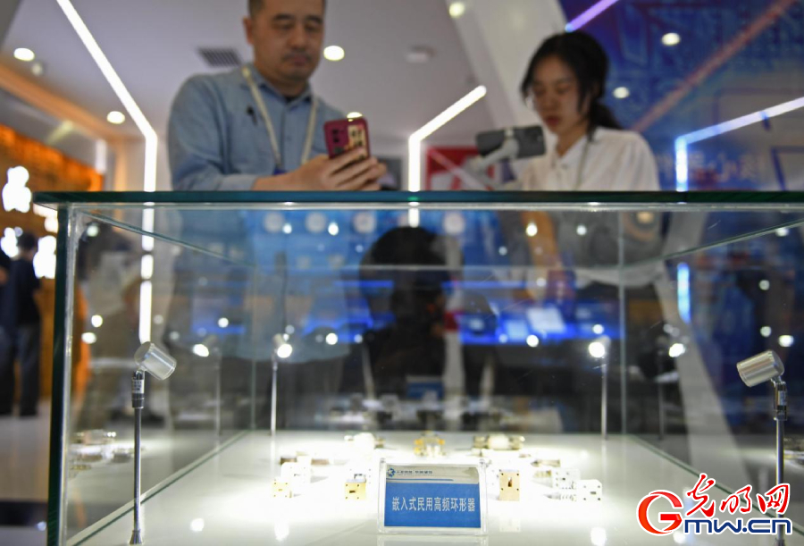 組圖丨AI、網(wǎng)絡(luò)安全、跨境電商……數(shù)字經(jīng)濟(jì)如此 “陜”耀