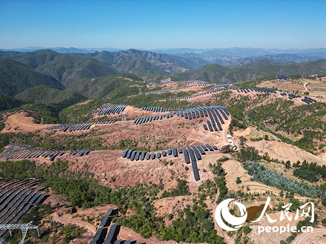 云南南華羅文村的山坡上，一塊塊光伏板連接成片。人民網(wǎng)記者 程浩攝