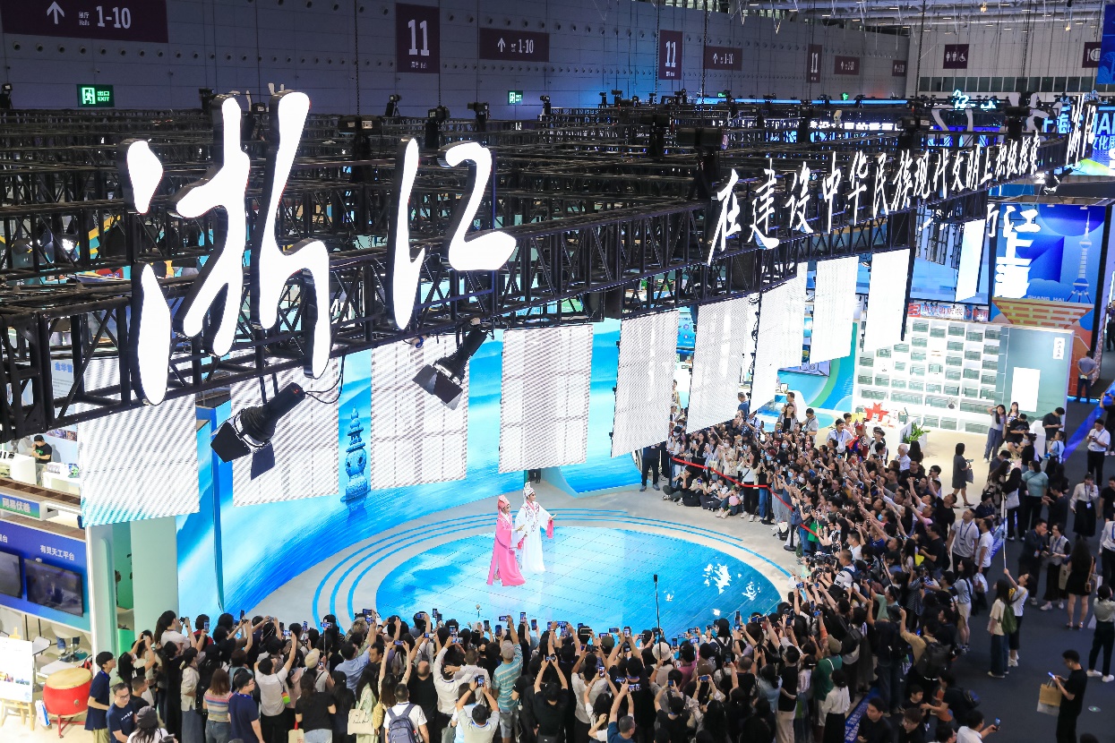 越劇《梁?！穫涫軈⒄褂^眾喜愛。主辦方供圖